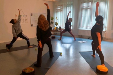 Sfeerimpressie van Begin de week ontspannen met yoga bij  WIJ 3.0