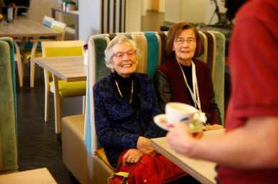 Sfeerimpressie van Koffie inschenken voor ouderen bij  Vecht en IJssel
